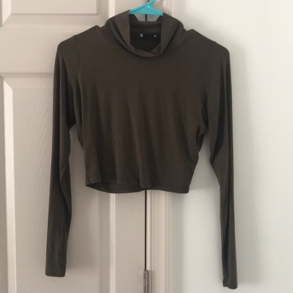 Crop top, turtle neck, long sleeve!